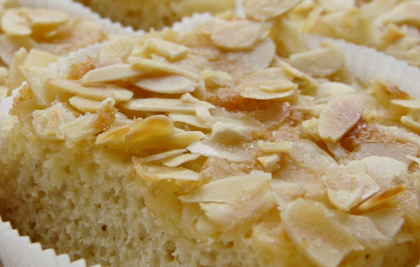 Magdalenas de almendra con 3 ingredientes