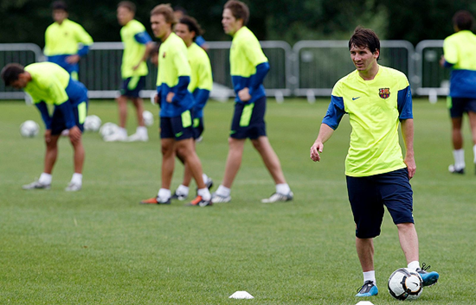 El Barcelona ha comenzado la pretemporada en Londres, pendiente del futuro de Samuel Eto'o. Víctor Valdés y Eidur Gudjohnsen han hablado de la posible marcha del camerunés.