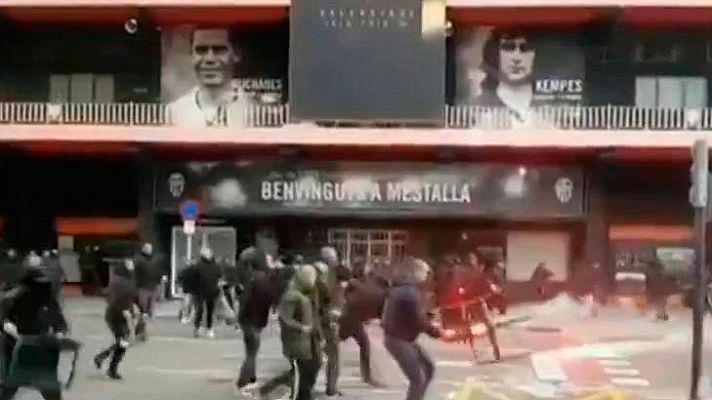 Informativo 24h - Un detenido y sesenta identificados tras pelea entre radicales ante Mestalla
