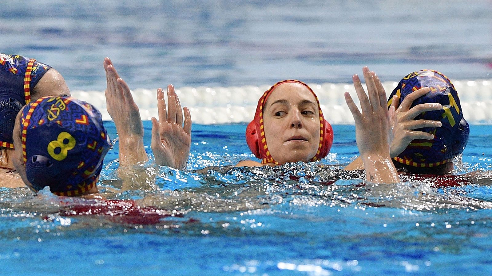 Las chicas de Miki Oca juegan la primera de las tres finales que los conjuntos españoles enfrentan este fin de semana. Será contra Rusia, a las 19:00 y se podrá seguir por Teledeporte y Tdp+. Este domingo será el turno del combinado masculino también a las 19:00 contra Hungría y,previamente, a las 16:00 los Hispanos tratarán de revalidar el campeonato europeo de balonmano. 