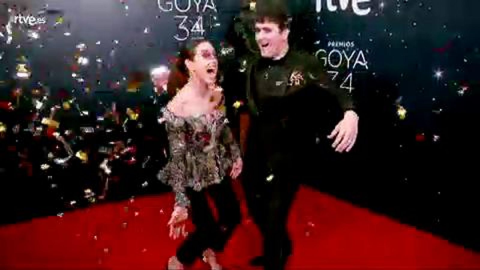 Premios Goya ¿ Raquel Sánchez Silva y Palomo Spain se besan para la cámara glamur de los Goya