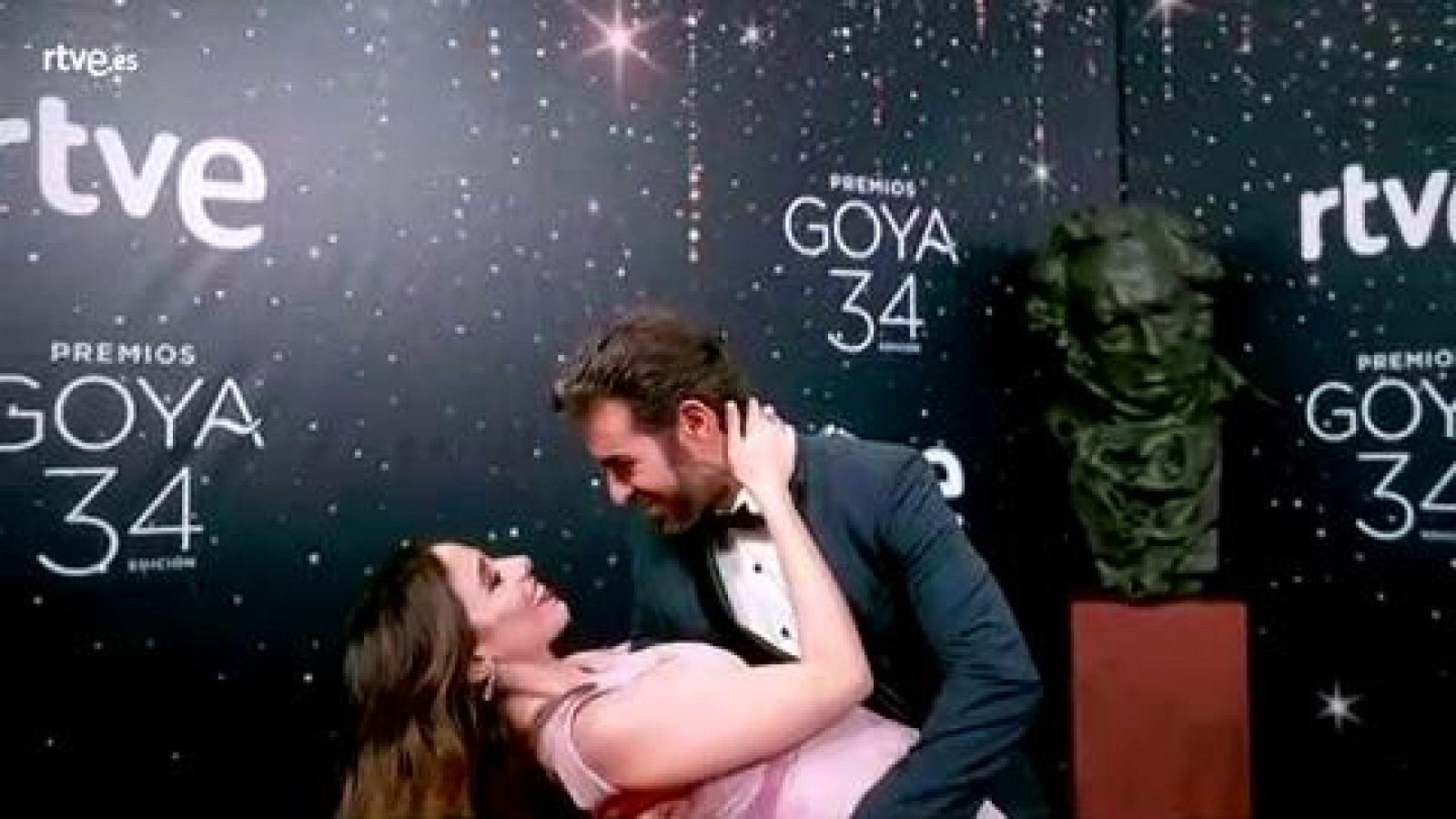 Premios Goya ¿ Daniel Muriel y Candela Serrat, pasión frente a la cámara glamur de los Goya