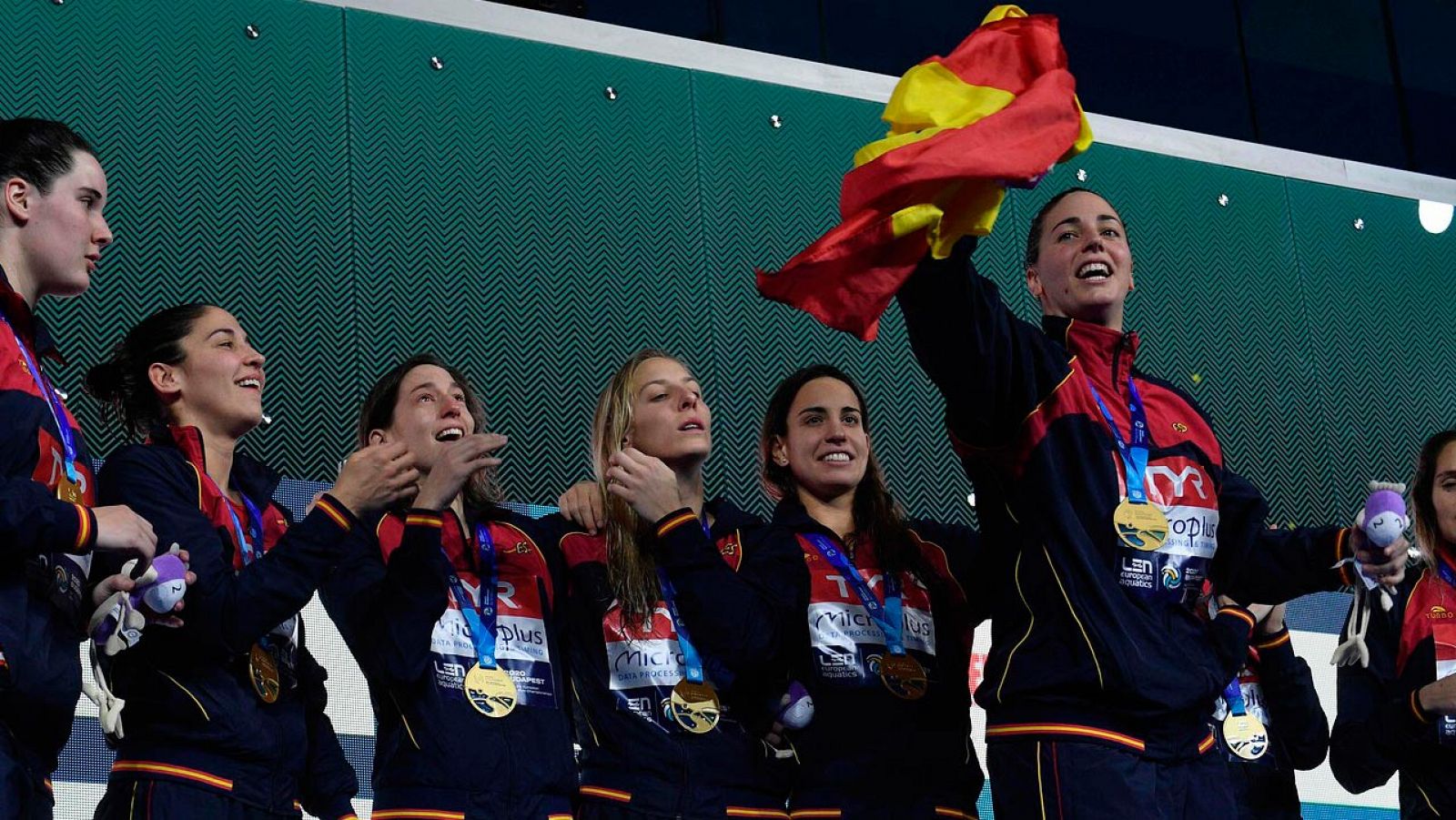 El himno de España sonó en Budapest en honor a las 'hidroguerreras' - Waterpolo | Ver