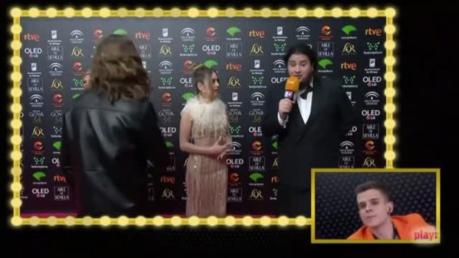 Grison y Caravaca 'asaltan' a la cantante Ana Mena y hacen que la entreviste la actriz Cristina Castaño.