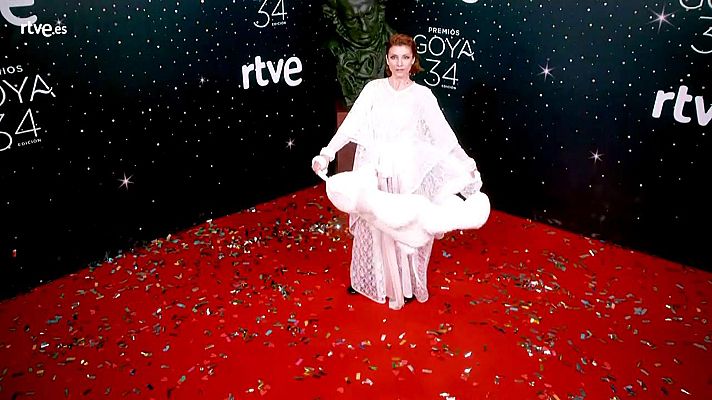 Premios Goya - Najwa Nimri posa con su original look en la cámara glamur