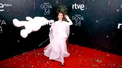 Premios Goya - Najwa Nimri posa con su original look en la cmara glamur de los Goya