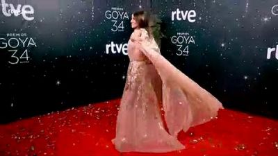 Premios Goya - Goya Toledo luce su capa en la cámara glamur de los Goya