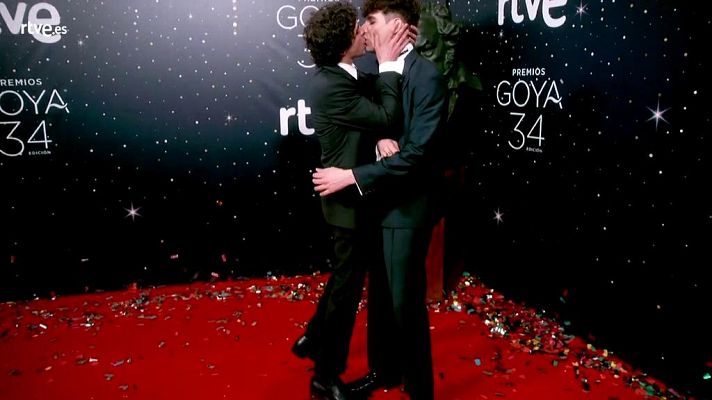 Premios Goya - Los Javis muestran su amor en la cámara glamur