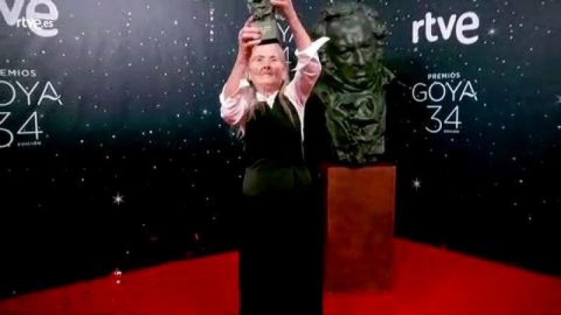 Premios goya ¿ benedicta sánchez posa con su goya en la cámara glamur