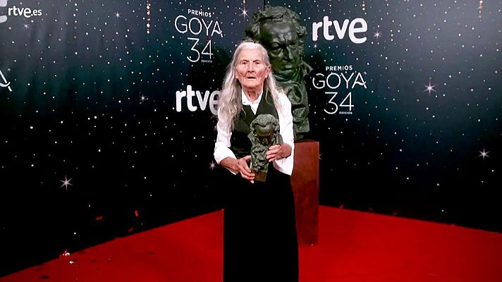 Premios Goya - Benedicta Sánchez posa con su Goya en la cámara glamur