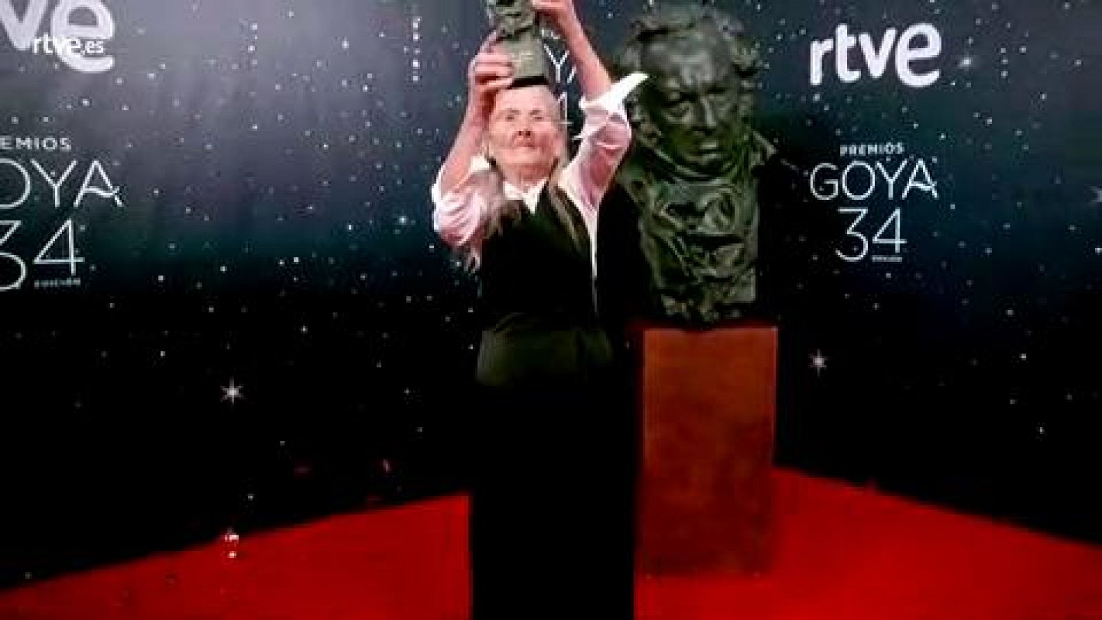 Premios Goya - Benedicta Sánchez posa con su Goya en la cámara glamur