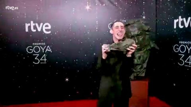Premios Goya - Enric Auquer celebra el Goya ante la cámara glamur
