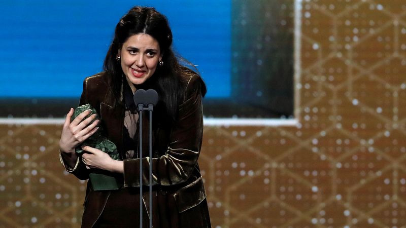 Belén Funes se ha hecho con el Goya a la mejor dirección novel por su película La hija de un ladrón en la 34ª edición de los premios de la Academia de Cine.La directora ha querido tener un recuerdo en el escenario para sus padres por haberle educado