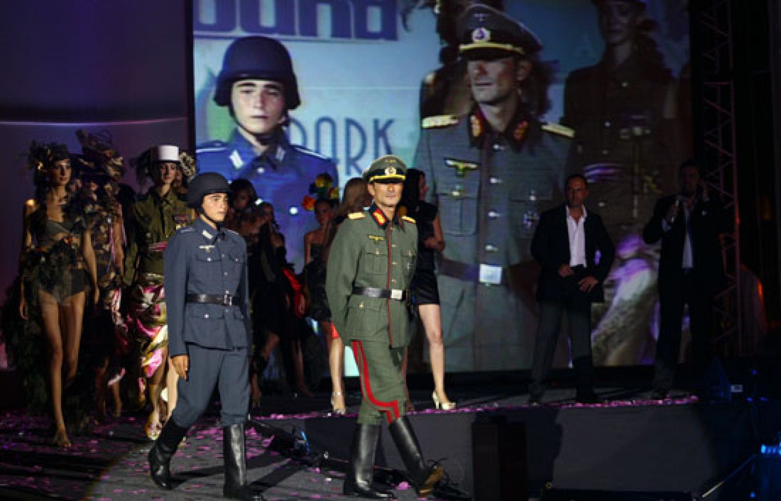 El alcalde de la localidad rumana de Constanta desfila en un evento de moda con el uniforme Nazi | Ver