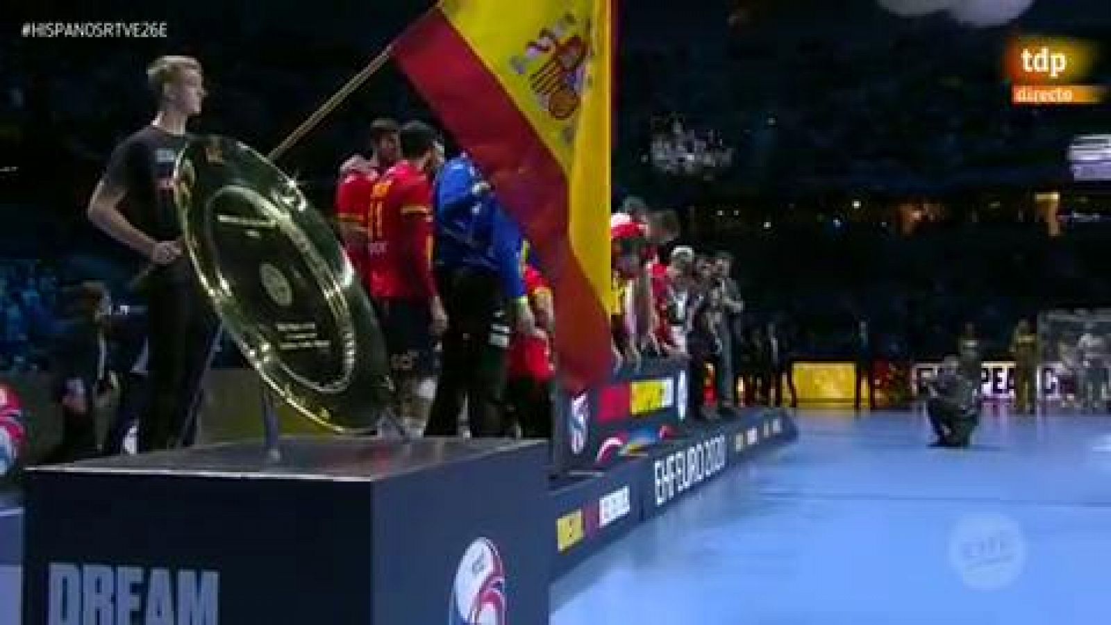 Europeo de balonmano | El capitán Raúl Entrerríos recibe la copa de campeón de Europa