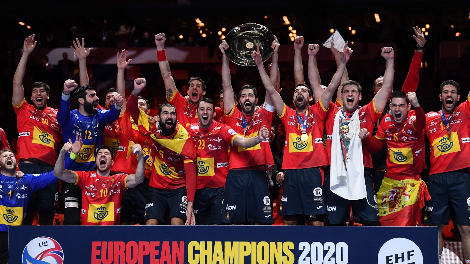 El capitán Raúl Entrerríos recibe la copa de campeón de Europa