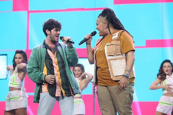 Rafa y Eli cantan "Bonita" en la Gala 2  