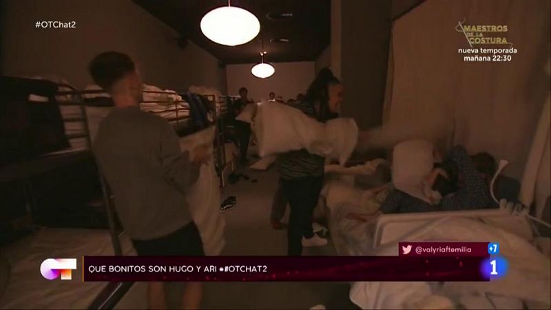 Los concursantes hacen una guerra de almohadas en la habitacin de la Academia en El Chat de la Gala 2 de Operacin Triunfo 2020