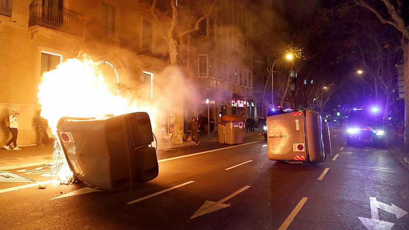 Queman contenedores en el centro de Barcelona en apoyo a Torra