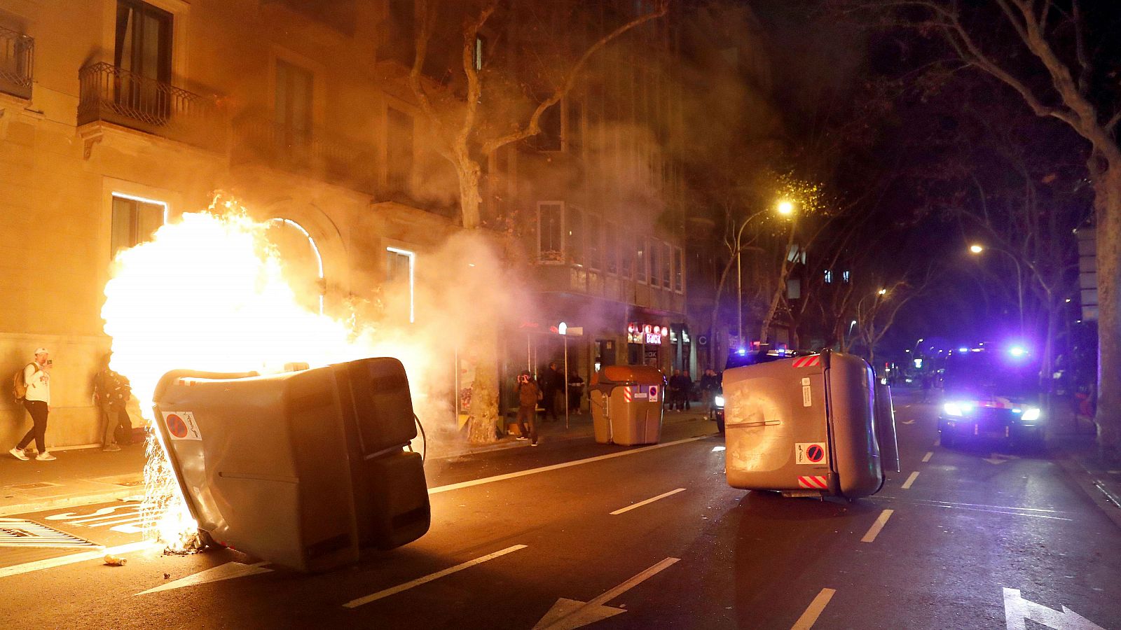 En la calle, se han organizado protestas por la retirada del escaño a Quim Torra. Empezaban a las puertas de la Cámara y después se han desplazado a la Plaza de Urquinaona donde han quemado algunos contenedores.