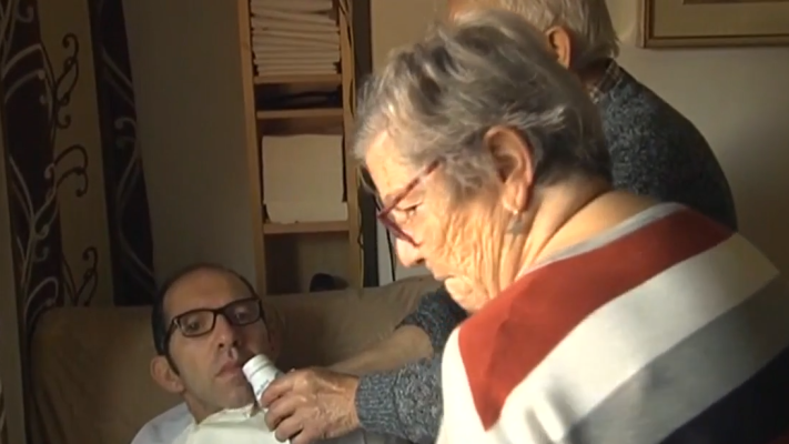 Matrimonio demanda residencia para su hijo discapacitado