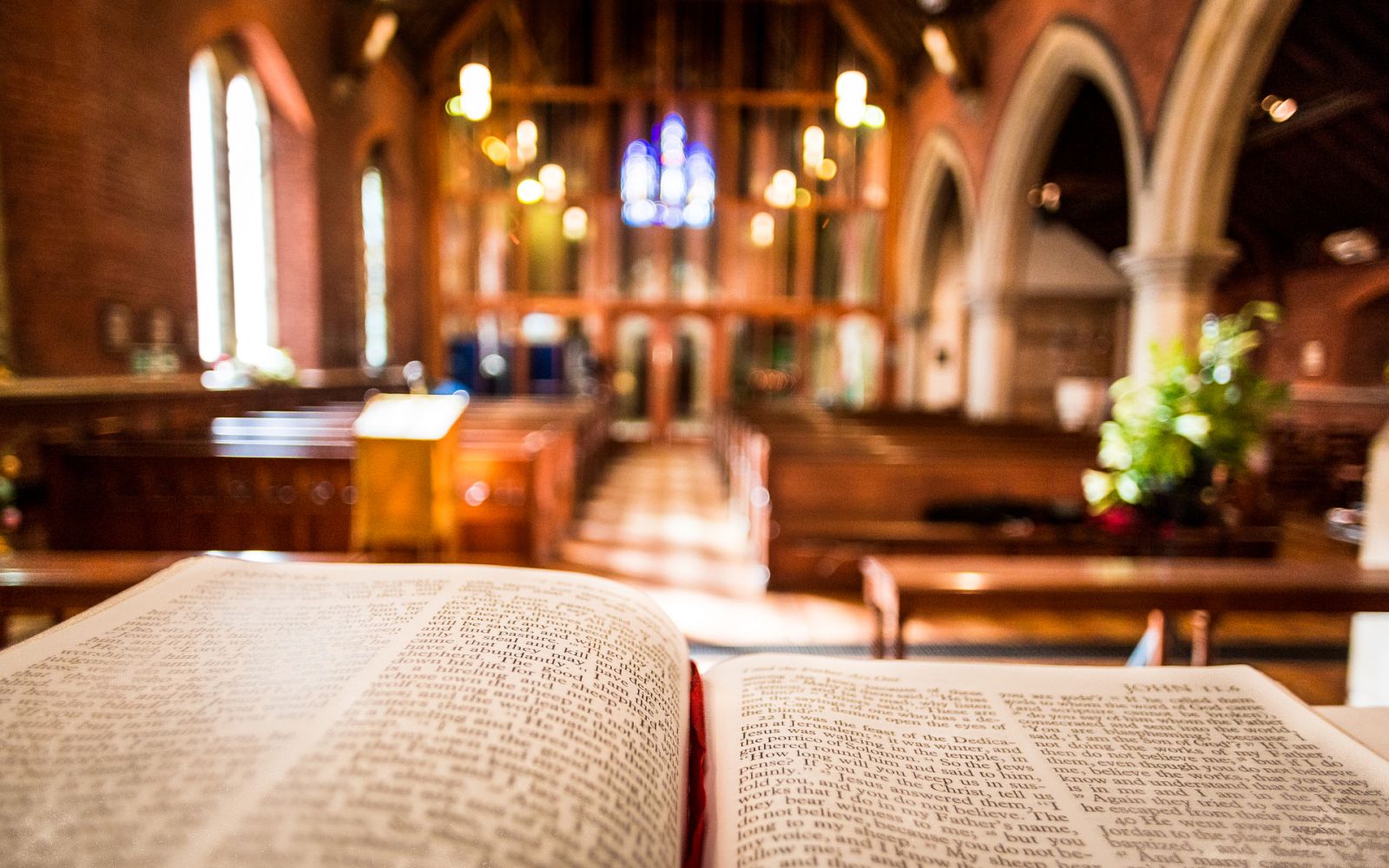 La Mañana - El auge de las iglesias evangélicas: ¿cómo funcionan y cómo se financian?