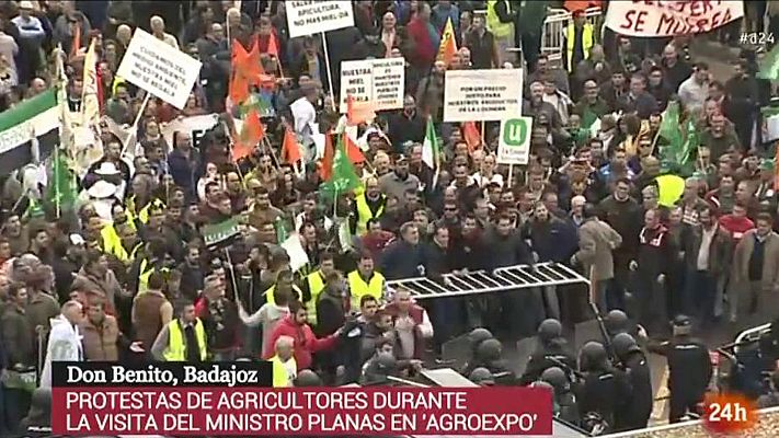 Cargas policiales contra los agricultores en Don Benito