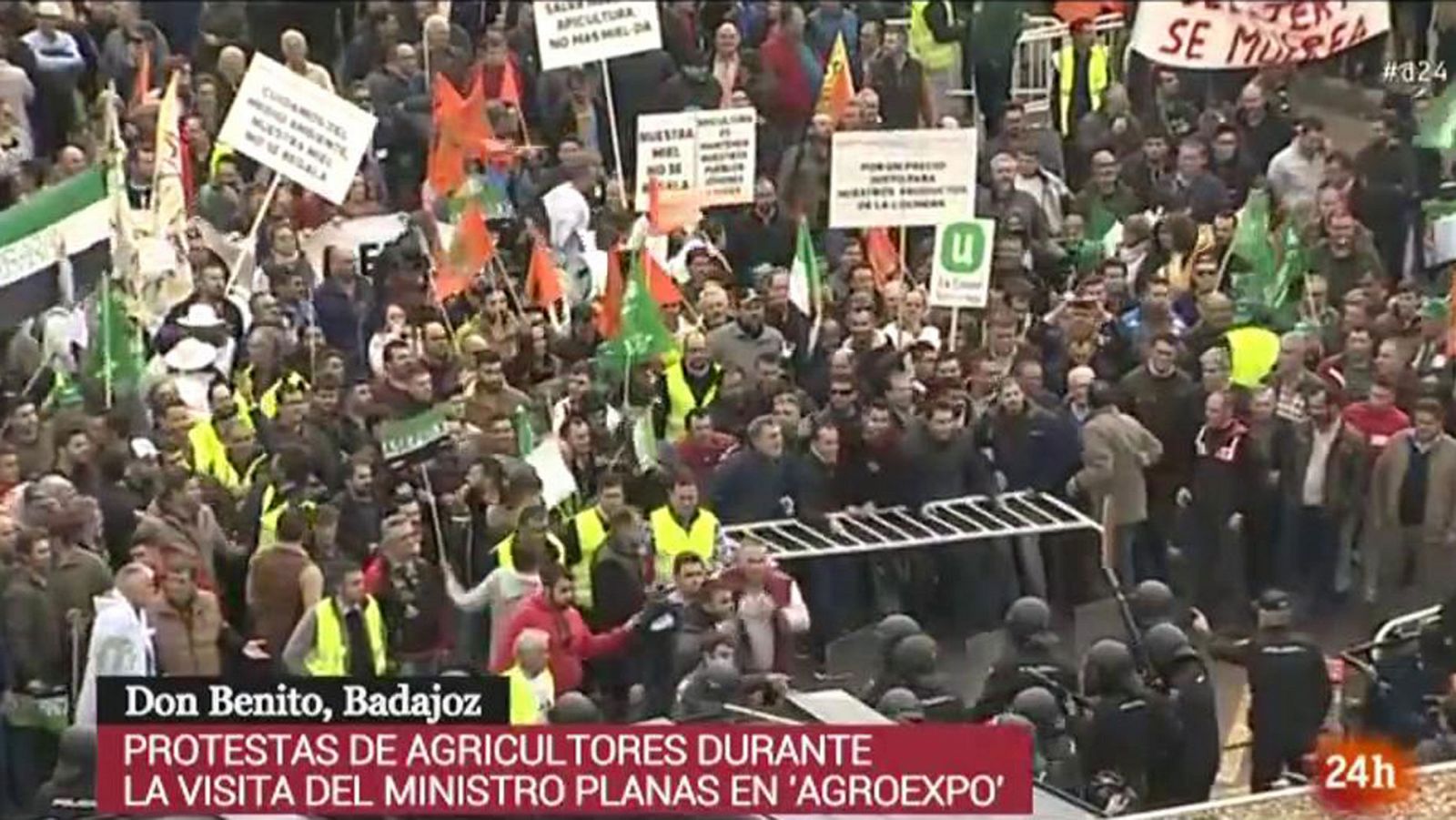 Cargas policiales contra los agricultores en Don Benito