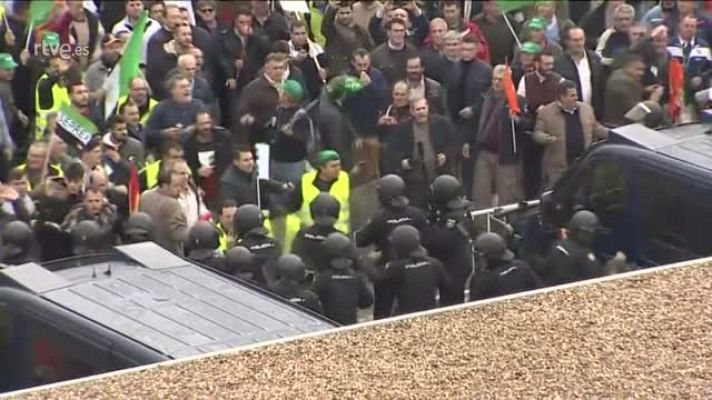 Los antidisturbios cargan contra los agricultores en Don Benito