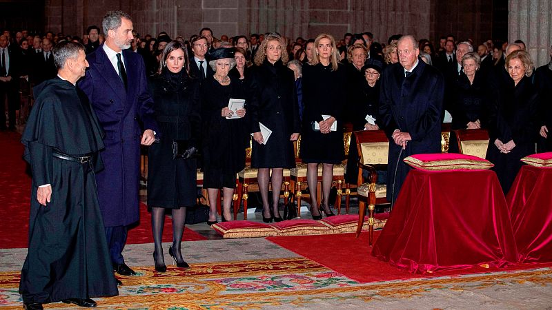 Los reyes de España han presidido en el monasterio de El Escorial el funeral por la infanta Pilar de Borbón, que falleció hace tres semanas. A la ceremonia han asistido representantes de todos los poderes del Estado.