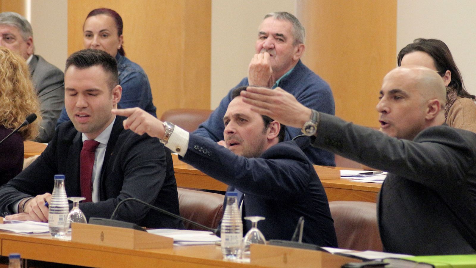 Suspenden el pleno de la Asamblea de Ceuta por insultos y amenazas entre diputados por unos mensajes de Vox