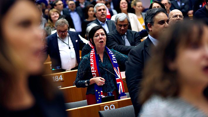 Telediario 1 - El 'Brexit' queda sellado en el Parlamento Europeo entre lágrimas y cánticos de despedida