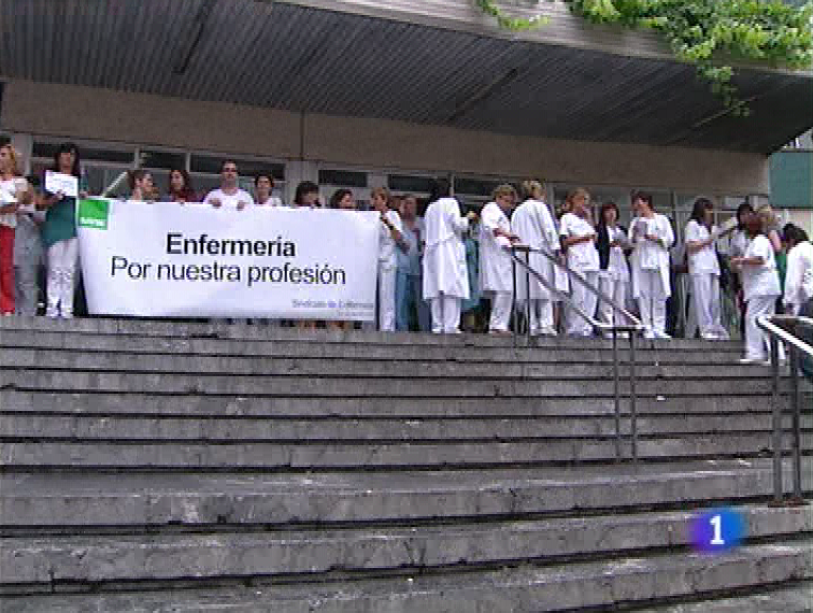  Profesionales asturianos de la enfermería manifiestan,ante el Hospital Materno Infantil de Oviedo, su solidaridad con la joven enfermera implicada en la muerte del bebé Rayan. Dicen que estos errores no son nada frecuentes pero piden a las autoridades sanitarias que adecúen las plantillas a las crecientes necesidades de la sanidad pública. El Museo de Bellas Artes de Asturias acaba de incorporar a sus fondos dos importantes obras: una talla de Fernández de la Vega, del siglo XVII, y un retrato del pintor José Ramón Zaragoza. Y el sportinguismo ya tiene su diccionario: "Todos los futbolistas del Sporting (1917-2009)", un libro escrito por un aficionado, el arquitecto gijonés Joaquín Aranda.