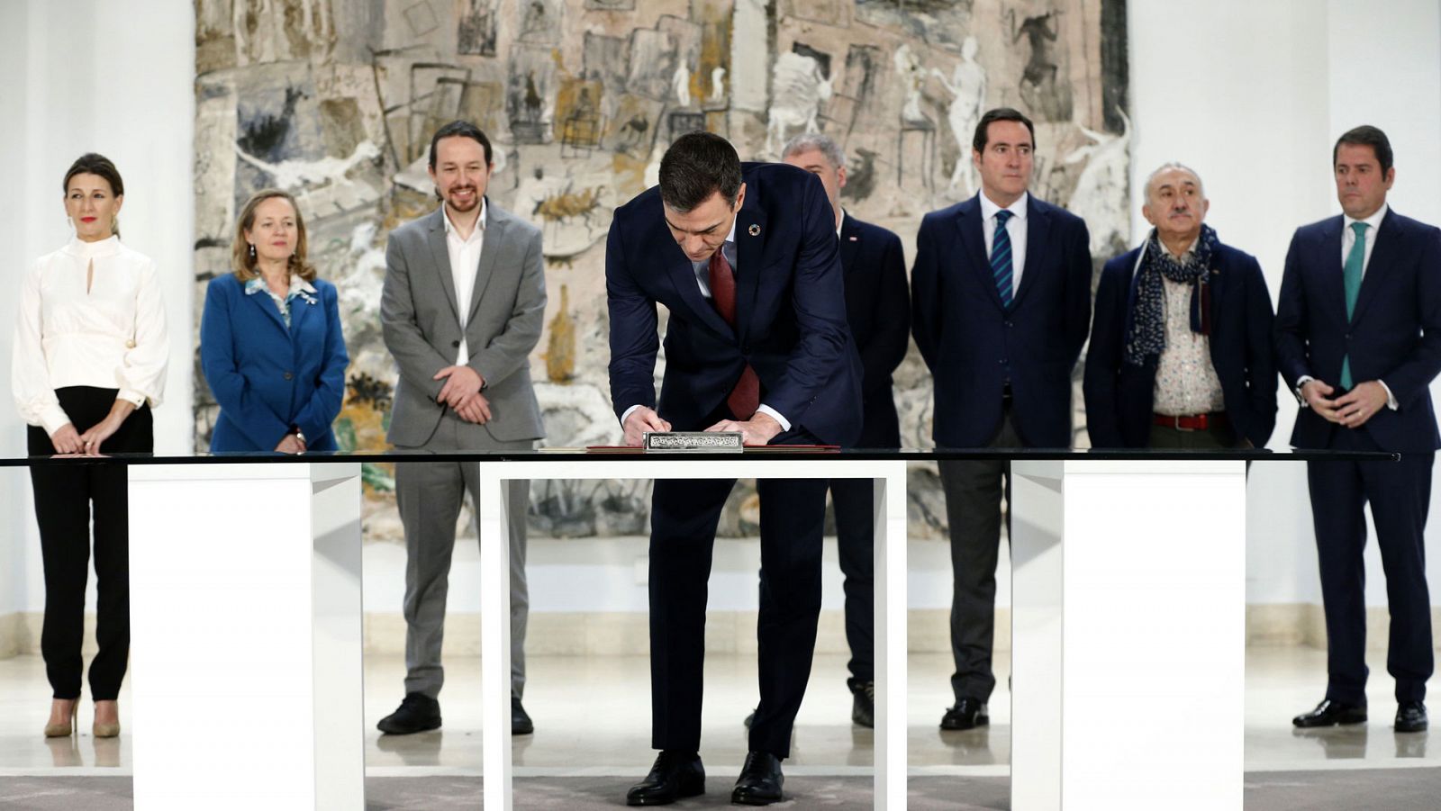 Firma en la Moncloa de la subida del salario mínimo