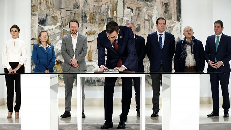 Firma en la Moncloa de la subida del salario mínimo