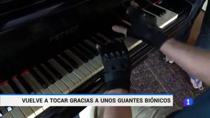Telediario 1 - Un pianista con una grave enfermedad en las manos vuelve a tocar gracias a unos guantes biónicos