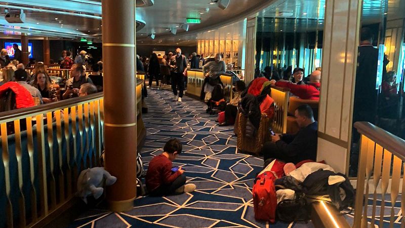 Los pasajeros del crucero bloqueado: "Nadie nos ha informado de si la mujer está o no infectada por el coronavirus"