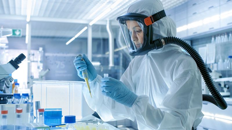 Un equipo de Televisión Española ha entrado en el laboratorio del Centro Nacional de Biotecnología donde se analizan patógenos como el coronavirus para desarrollar una vacuna. Se trata de un laboratorio de nivel 3 de contención biológica. Consta de 1