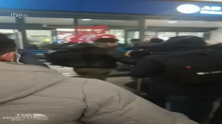 Los españoles repatriados entran en el aeropuerto