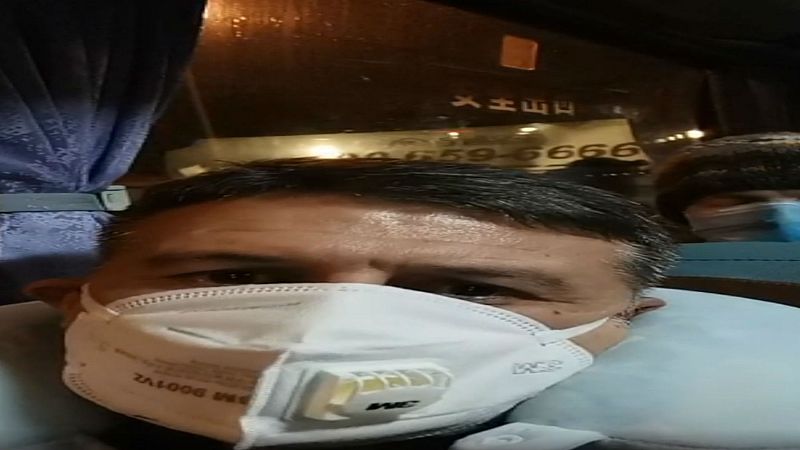 Los repatriados españoles se dirigen hacia el aeropuerto de Wuhan para volver a casa