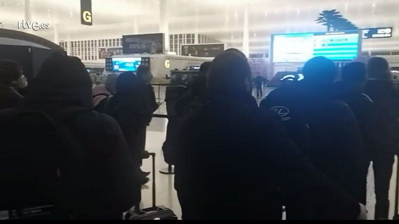 Los españoles repatriados por el coronavirus esperan para entrar en el aeropuerto