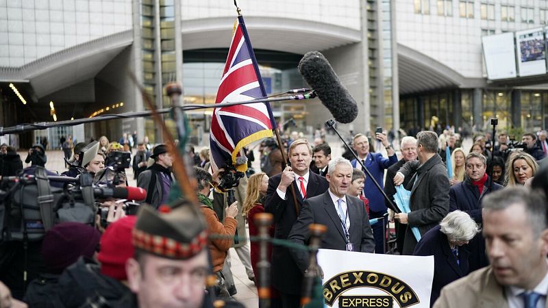 Los eurodiputados del Partido del Brexit celebran la salida con un desfile