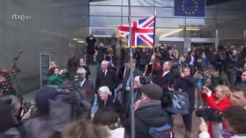 Los eurodiputados del Partido del Brexit celebran la salida con un desfile