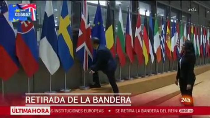 Dos funcionarios retiran la bandera del Reino Unido de la sede de la Comisión Europea en Bruselas