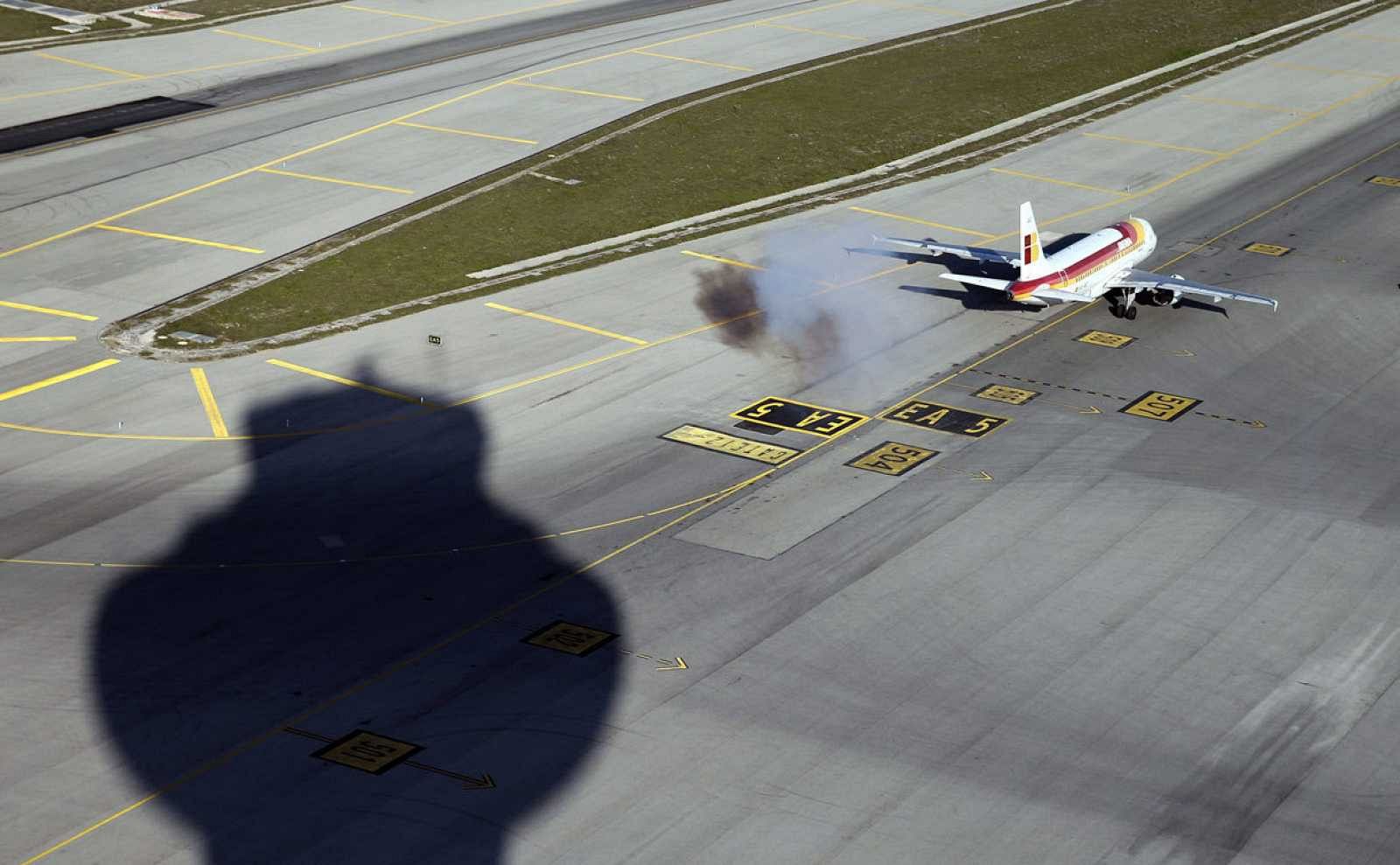 El aeropuerto de Barajas vuelve a operar tras el cierre del espacio aéreo por un dron