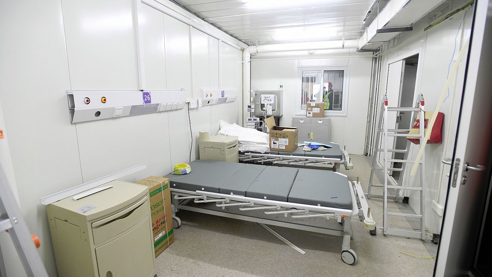 Asi es por dentro el nuevo hospital de Huoshenshan de Wuhan con capacidad para mil camas, y habitaciones que tienen caja desinfectante de alimentos. Serán sanitarios del Ejército chino los que lo gestionen... Su construcción en tiempo record ha causa