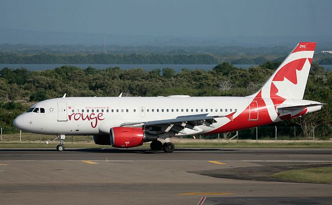 El capitán del avión de Air Canada: "Hemos tenido un pequeño problema con una de las ruedas durante el despegue"