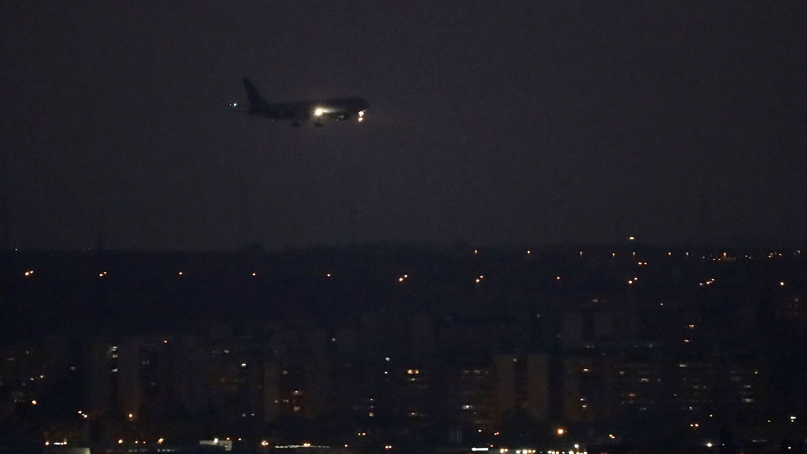 Testimonio de los pasajeros: "El piloto nos avisó de que había explotado una rueda" - RTVE.es | Ver