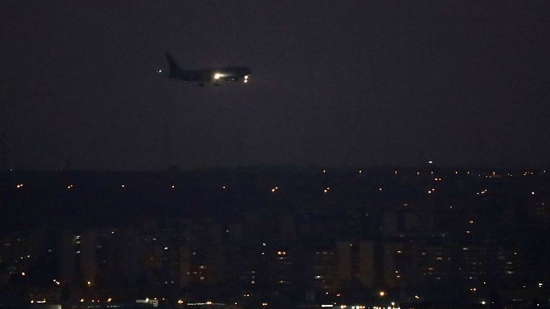 Testimonio de los pasajeros: "El piloto nos avisó de que había explotado una rueda" - RTVE.es | Ver