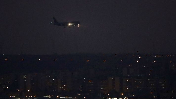 Telediario 1 - "El piloto nos avisó de que había explotado una rueda"